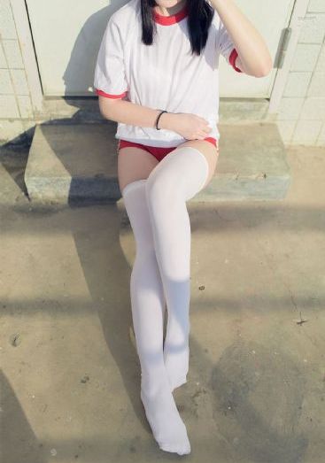 狗子坐凳子上听人唠嗑